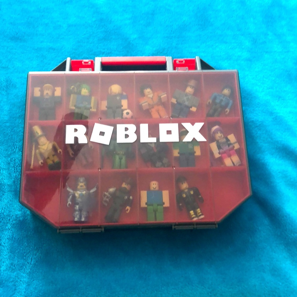 ROBLOX case w/ 26 figures and figure accessories